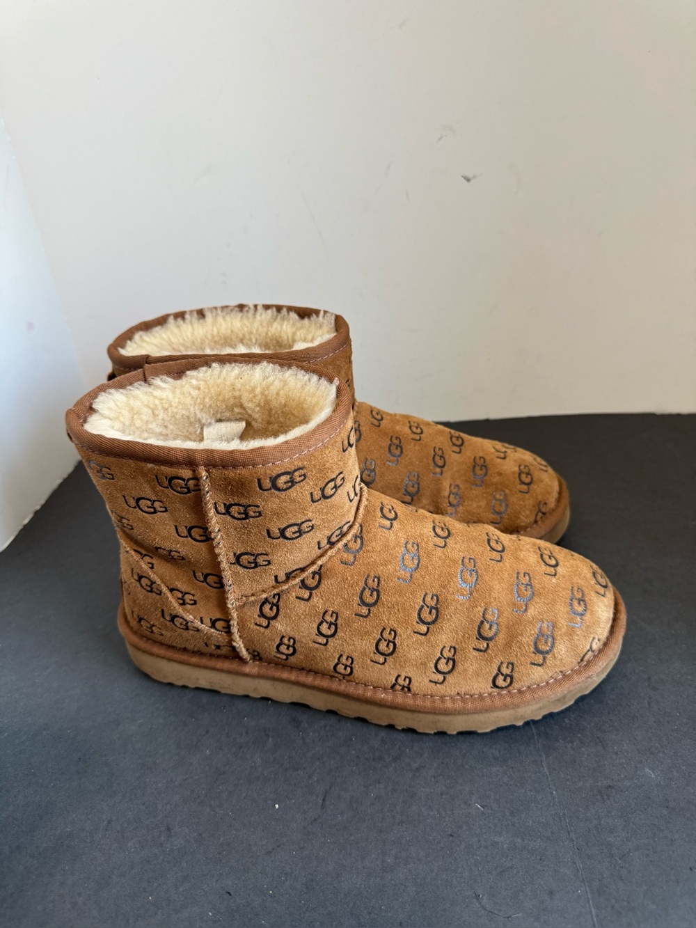 UGG Classic Mini boots in chestnut suede w/all-over embossed logo. Size 8 - Picture 6 of 10